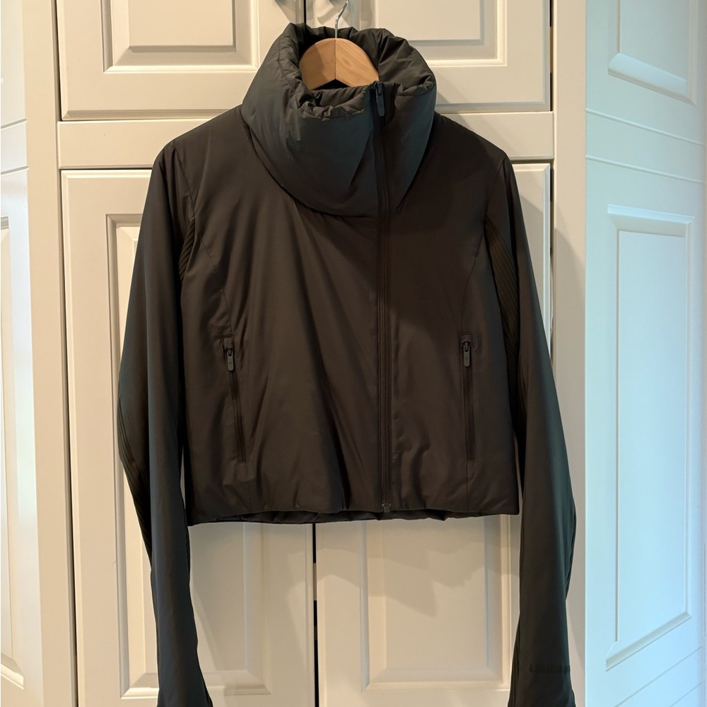 Lululemon sleek city jacket in size 4, dark green color NWOT